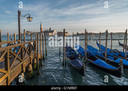 Gondeln vor Anker vor Palazzo Ducale (Dogenpalast), Riva Degli Schiavoni mit Blick auf San Giorgio Maggiore Stockfoto