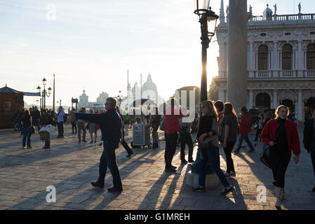 Blick vom Dogenpalast (Palazzo Ducale, Piazza San Marco) auf Basilica Santa Maria della Salute (Giudecca) auf Sonnenuntergang Stockfoto