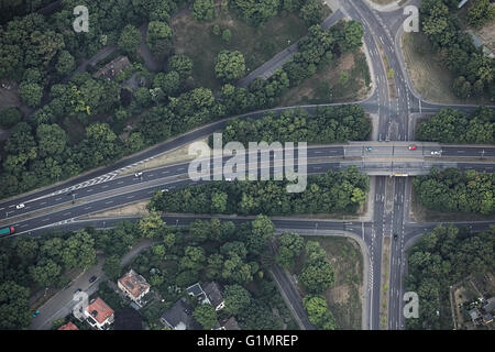 Luftaufnahme des ein Autobahnkreuz in der deutschen Stadt Magdeburg. Stockfoto