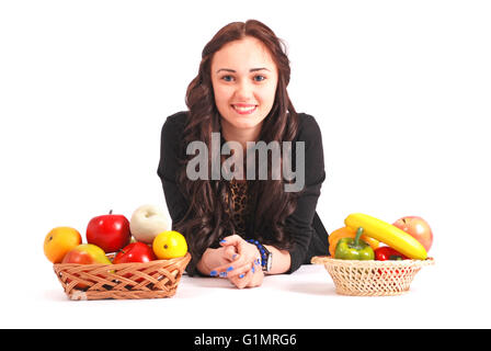 Junges Mädchen mit einem Obstkorb, isoliert auf weiss Stockfoto