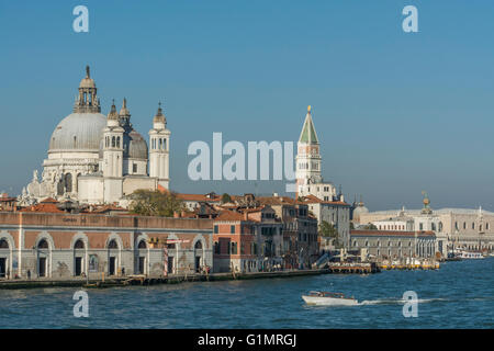 Basilika Santa Maria della Salute, Punta della Dogana, Campanile San Marco von Canale della Giudecca gesehen Stockfoto