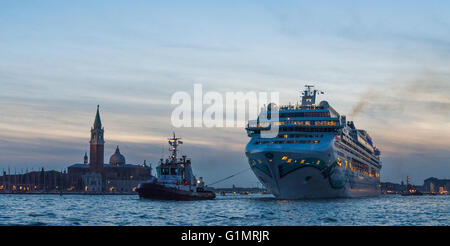 Kreuzfahrtschiff Norwegisch Jade verlassen Venedig und San Giorgio Maggiore am Abend vorbei Stockfoto