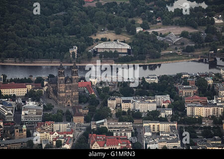 Blick auf die deutsche Stadt Magdeburg aus einem Heißluftballon. Ein Teil der Stadt mit der Kathedrale und der Elbe zu sehen. Stockfoto