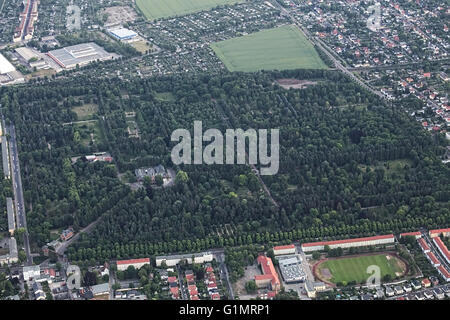 Blick auf die deutsche Stadt Magdeburg aus einem Heißluftballon. Westfriedhof (westlichen Friedhof) ersichtlich. Stockfoto