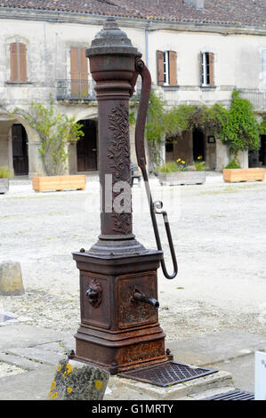 Wasserpumpe im Quadrat von Labastide d Armagnac. Frankreich. Stockfoto