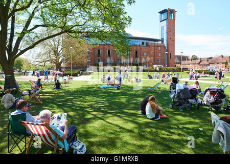 Familien In Bancroft Gardens hinter entspannend ist das Royal Shakespeare Theatre Stratford-Upon-Avon Warwickshire UK Stockfoto