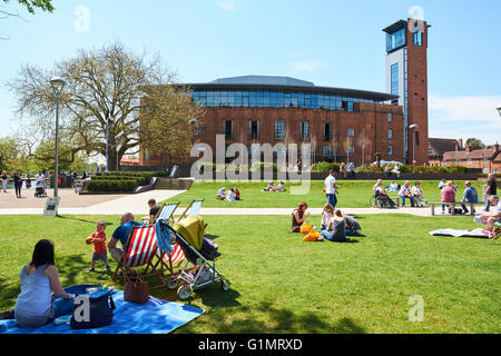 Familien In Bancroft Gardens hinter entspannend ist das Royal Shakespeare Theatre Stratford-Upon-Avon Warwickshire UK Stockfoto