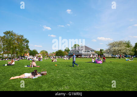 Familien, die Entspannung In der Spielgelände Stratford-Upon-Avon Warwickshire UK Stockfoto