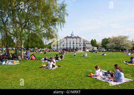 Familien, die Entspannung In der Spielgelände Stratford-Upon-Avon Warwickshire UK Stockfoto