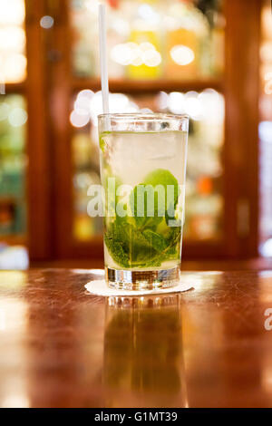 Vertikale Nahaufnahme des Mojito cocktail in Kuba. Stockfoto