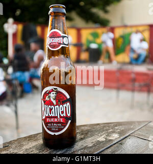 Platz in der Nähe bis Blick auf eine Flasche Bucanero Bier in Kuba. Stockfoto