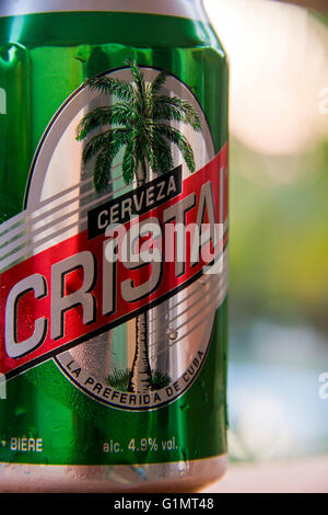 Vertikale Nahaufnahme einer Dose Bier Cristal in Kuba. Stockfoto