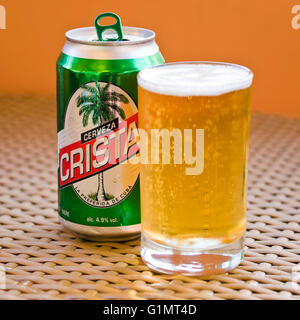 Platz in der Nähe bis Blick auf eine gegossene Dose Bier Cristal in Kuba. Stockfoto