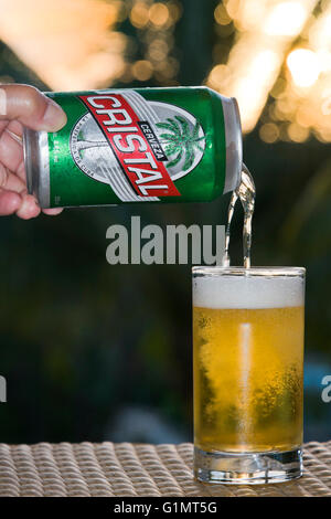 Vertikale Nahaufnahme einer Dose Cristal Bier gegossen wird. Stockfoto