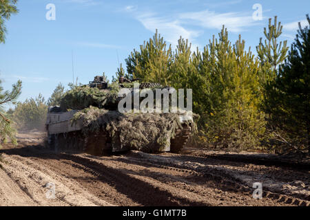 Deutsche Kampfpanzer fährt auf dem richtigen Weg Stockfoto