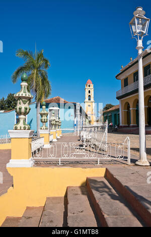 Vertikale Ansicht des romantischen Museums und Franziskus von Asis Kloster von der Plaza Mayor in Trinidad, Kuba. Stockfoto
