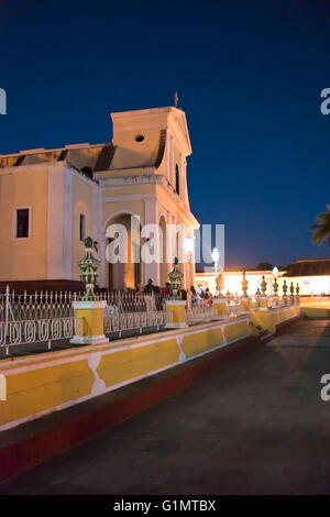 Vertikale Nacht Zeit Blick auf die Kirche der Heiligen Dreifaltigkeit in Trinidad, Kuba. Stockfoto