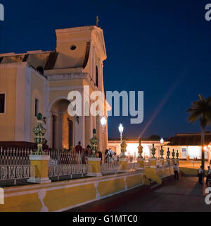 Blick auf die Kirche der Heiligen Dreifaltigkeit in Trinidad in der Nacht, Kuba Platz. Stockfoto