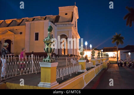 Horizontale Nacht Zeit Blick auf die Kirche der Heiligen Dreifaltigkeit in Trinidad, Kuba. Stockfoto