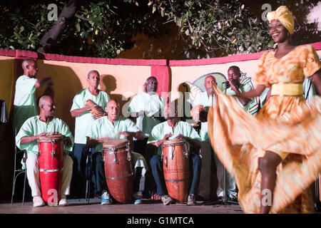 Horizontale Ansicht der Rumba Performer im Casa De La Mœsica in Trinidad, Kuba. Stockfoto