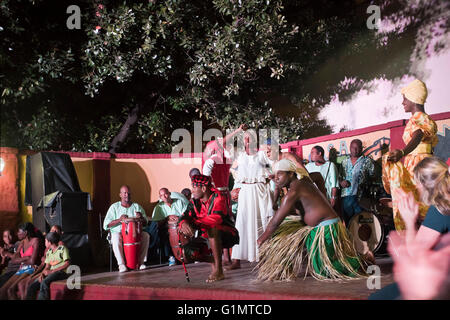 Karibik, Zentralkuba, Provinz Sancti Sp'ritus, Trinidad, Feb 2016, horizontale Ansicht der Rumba Performer im Casa De La Mœsica Stockfoto