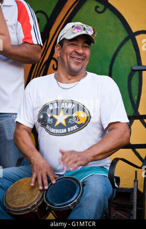 Vertikale Porträt eines Mitglieds einer Salsa-Band spielen Bongos im Casa De La Musica in Trinidad, Kuba. Stockfoto