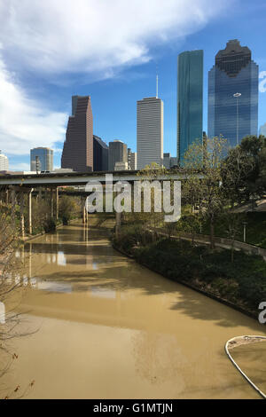 Eine vertikale einer Houston Skyline mit Bayou vor Stockfoto