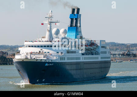 Das kreuzfahrtschiff Saga Pearl II Abfahrt Portsmouth, Großbritannien am 18. April 2015. Stockfoto