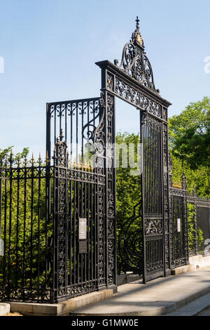 Die Vanderbilt-Tor am Eingang von The Conservatory Garden, Central Park, New York City Stockfoto