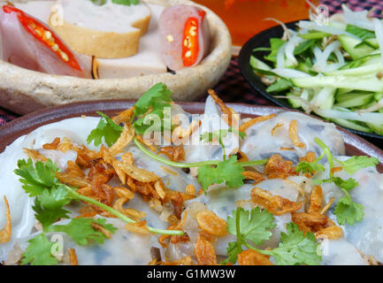 Vietnamesische Speisen, Banh Cuon Name Reisrolle Nudel oder gerollte Kuchen besteht aus Reis Teig gefüllt mit Pilzen, Schweinefleisch Stockfoto