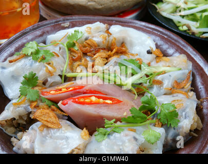 Vietnamesische Speisen, Banh Cuon Name Reisrolle Nudel oder gerollte Kuchen besteht aus Reis Teig gefüllt mit Pilzen, Schweinefleisch Stockfoto