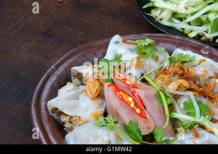 Vietnamesische Speisen, Banh Cuon Name Reisrolle Nudel oder gerollte Kuchen besteht aus Reis Teig gefüllt mit Pilzen, Schweinefleisch Stockfoto