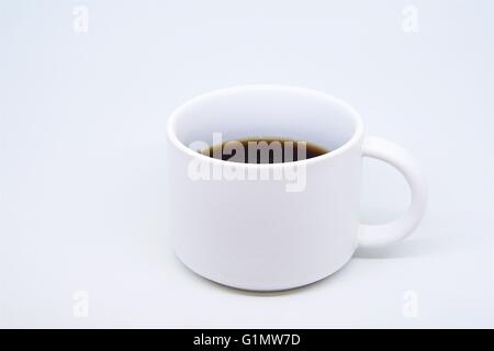 Kaffee am Morgen frisch stark in einem weißen kleinen Becher. Stockfoto