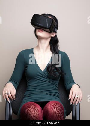 Kaukasische Mädchen tragen Oculus Rift VR Kopfhörer, Development Kit 2 version Stockfoto