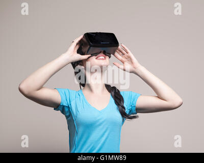 Kaukasische Mädchen tragen Oculus Rift VR Kopfhörer, Development Kit 2 version Stockfoto