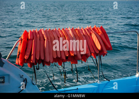 Rettungswesten an der Reling eines Bootes hängen. Quepos, Costa Rica. Stockfoto