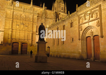 Salamanca. Fray Luis Ponce de León Statue, Universität Fassade. Universität von Salamanca, Kastilien-León, Spanien. Stockfoto