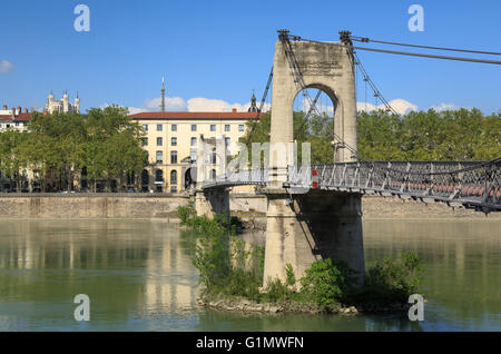 Monumentale Passerelle du College Brücke über die Rhône in Lyon, Frankreich, an einem Frühlingstag. Stockfoto