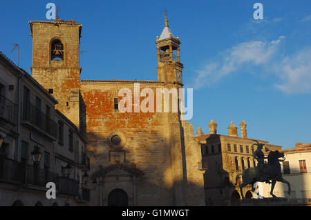 Trujillo, Hauptplatz, Plaza Mayor, Kirche San Martin, Francisco Pizarro, Provinz Cáceres, Extremadura, Spanien, Euro-Denkmal Stockfoto