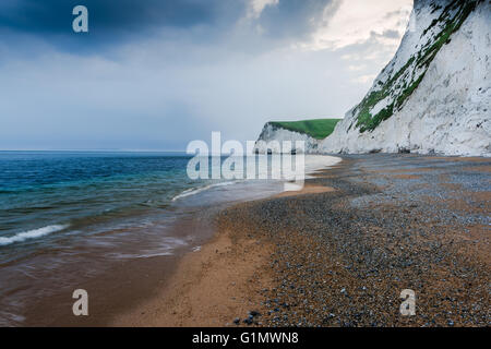 Kreidefelsen bei Sonnenuntergang in Dorset mit langen Sandstrand Stockfoto