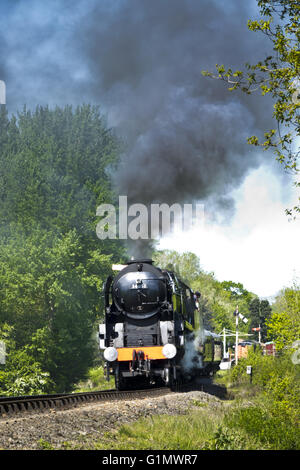 34053 Sir Keith Park Dampflokomotiven mit Kohle Rauch aus Trichter verlassen Hampton Loade Station der Severn Valley Railway Stockfoto