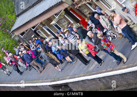 Passagiere warten auf Plattform Severn Valley Railway Stockfoto