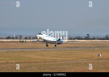 Simferopol, Ukraine - 12. September 2010: Embraer EMB-135BJ Business-Jet von der Startbahn hebt ab Stockfoto