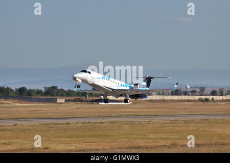 Simferopol, Ukraine - 12. September 2010: Embraer EMB-135BJ Business-Jet von der Startbahn am Abend nimmt ab Stockfoto