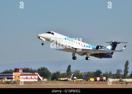 Simferopol, Ukraine - 12. September 2010: Embraer EMB-135BJ Business-Jet vom Flughafen in die Abend nimmt ab Stockfoto