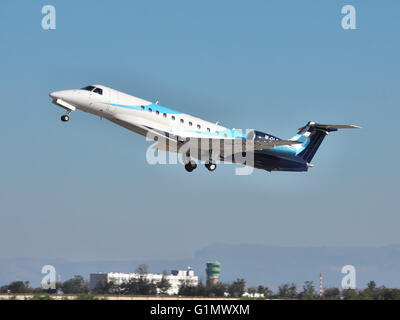 Simferopol, Ukraine - 12. September 2010: Embraer EMB-135BJ Business-Jet ist abends ausziehen Stockfoto