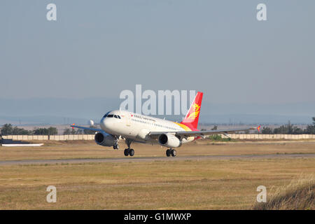 Simferopol, Ukraine - 12. September 2010: Capital Airlines Airbus A319 vom Flughafen hebt ab Stockfoto