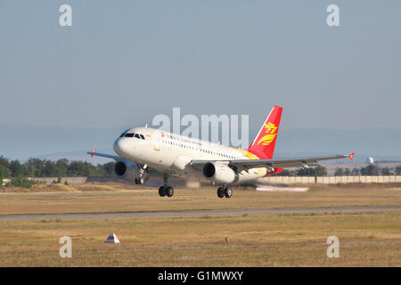 Simferopol, Ukraine - 12. September 2010: Capital Airlines Airbus A319 nimmt von Start-und Landebahn in den Flughafen Stockfoto