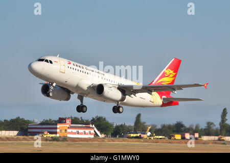 Simferopol, Ukraine - 12. September 2010: Capital Airlines Airbus A319 vom Flughafen in die Abend nimmt ab Stockfoto