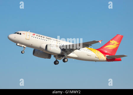 Simferopol, Ukraine - 12. September 2010: Capital Airlines Airbus A319 vom Flughafen - Seitenansicht hebt ab Stockfoto